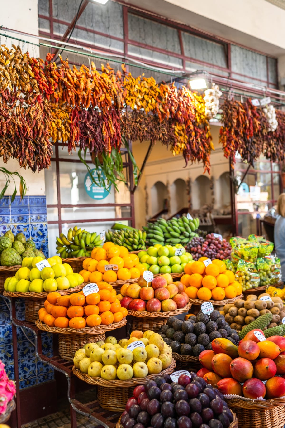 Bunte Obststände in der Markthalle Mercado dos Lavradores in Funchal