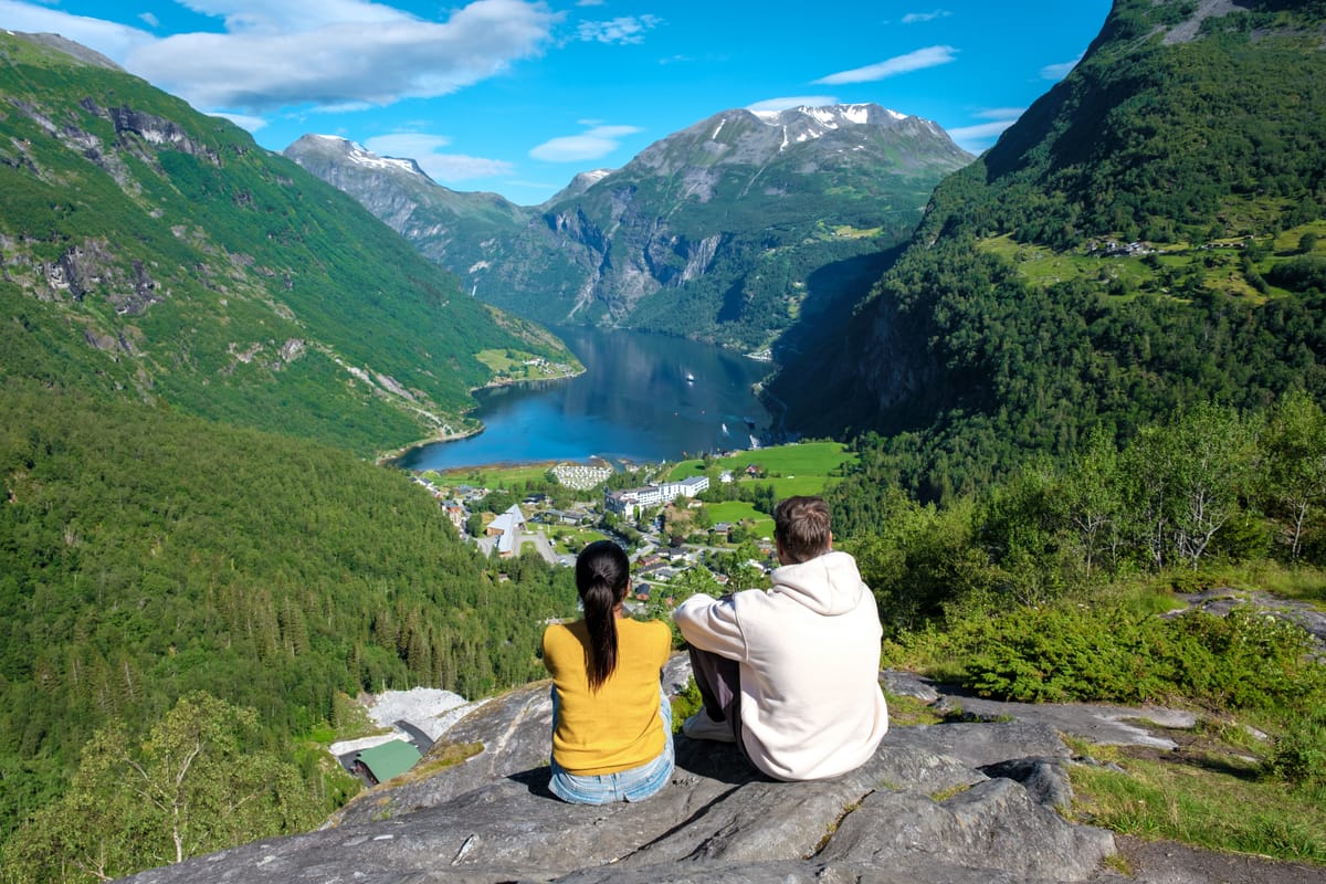 Blick vom Flydalsjuvet auf das Dorf Geiranger und den Fjord
