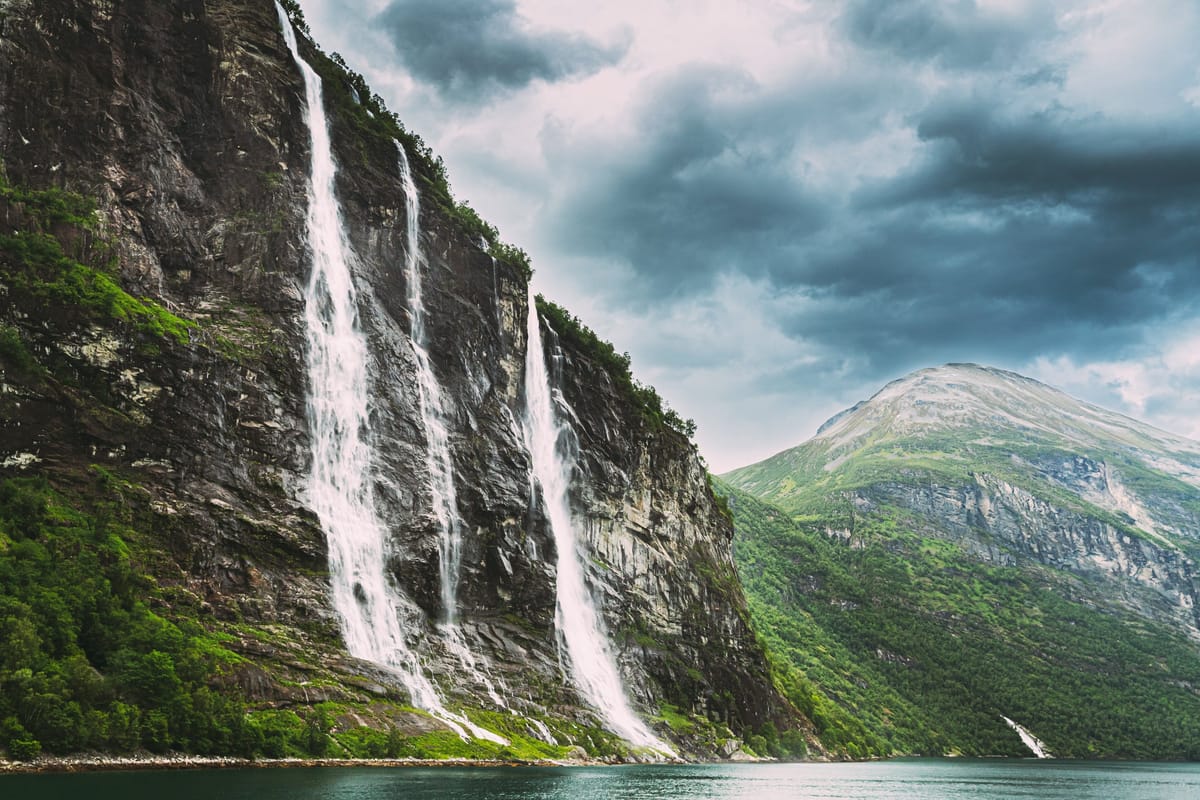 Sieben-Schwestern-Wasserfall im Geirangerfjord, vom Wasser aus