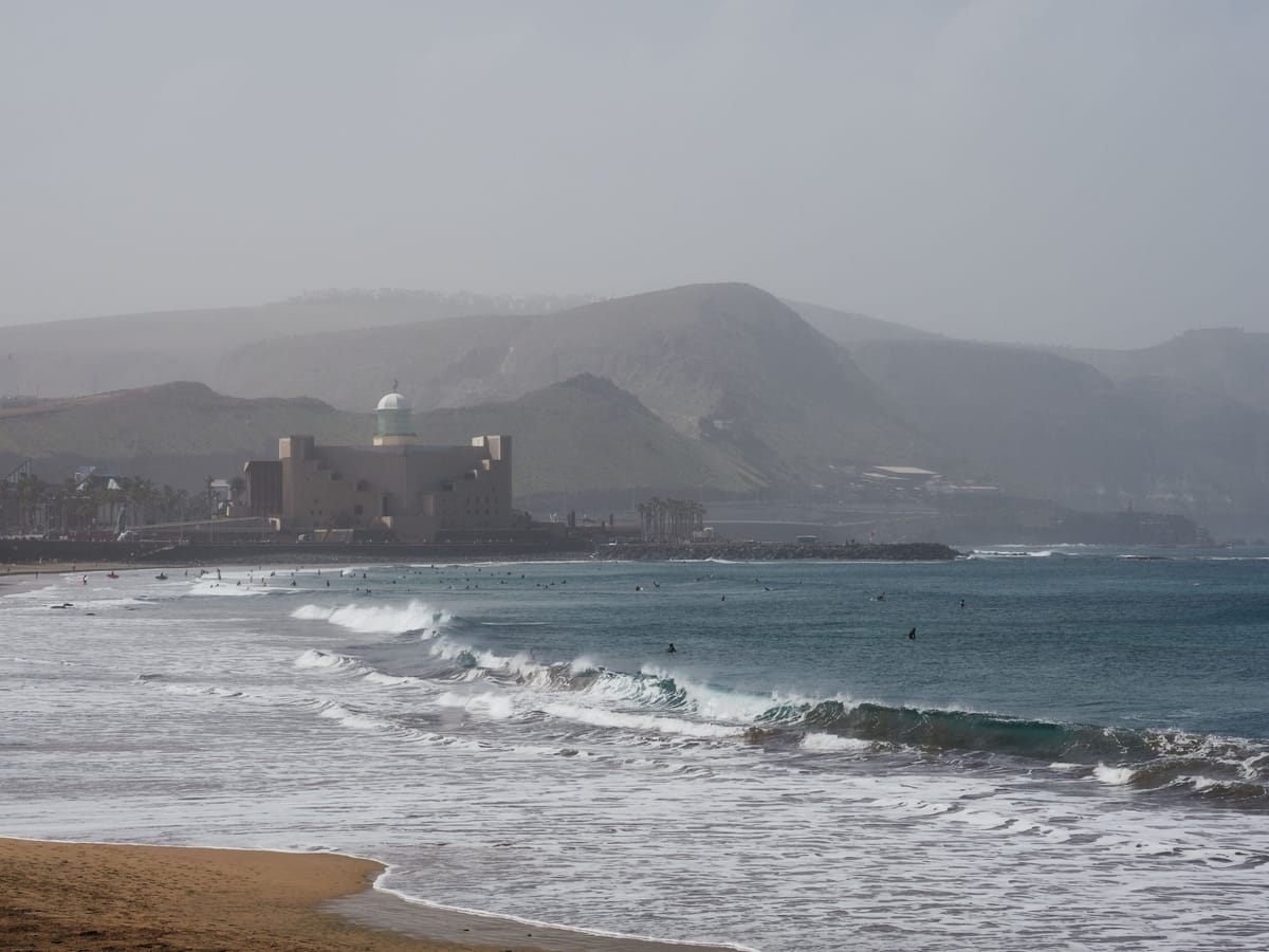 Der Stadtstrand Playa de las Canteras in Las Palmas mit Promenade und ruhigem Wasser