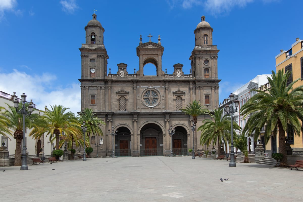 Die Kathedrale Santa Ana mit Palmen auf der Plaza in der Altstadt Vegueta