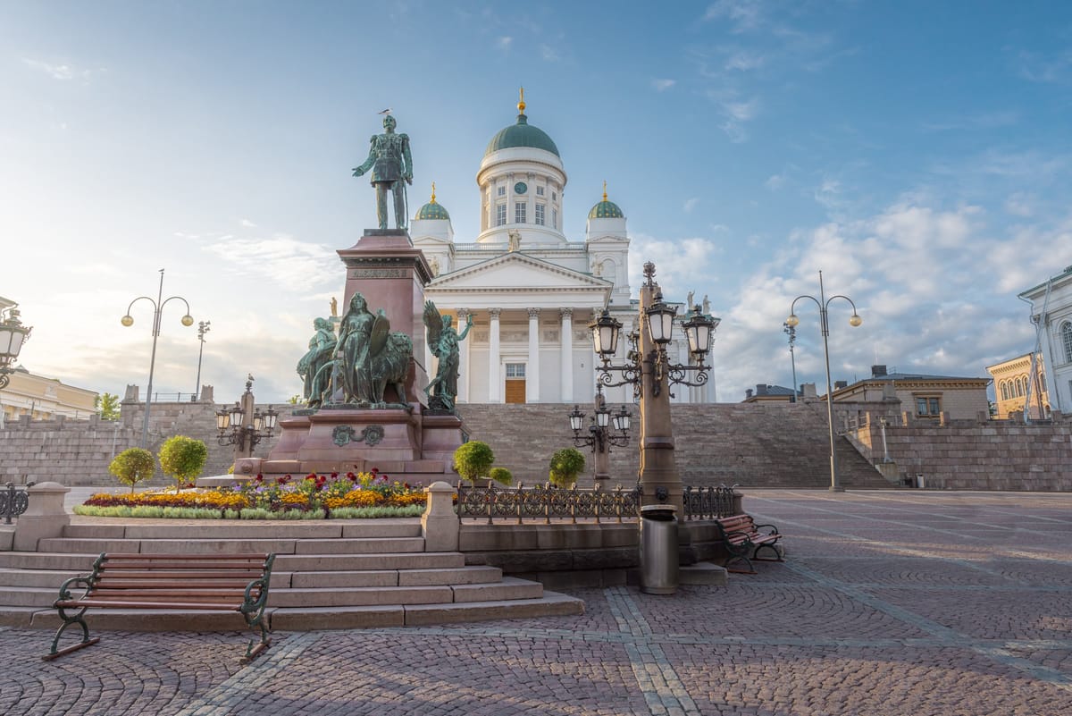 Der weiße Dom von Helsinki über der Freitreppe am Senatsplatz