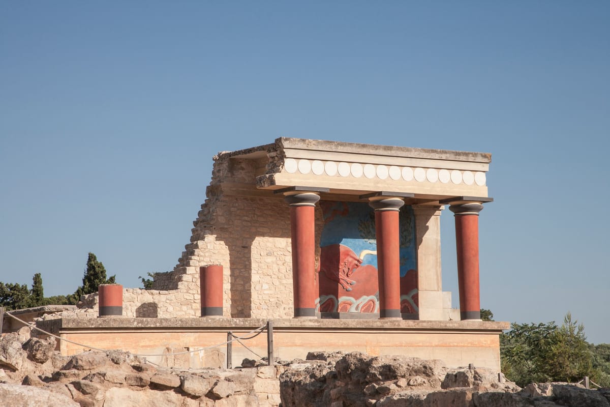 Rekonstruierte rote Säulen des Palastes von Knossos auf Kreta