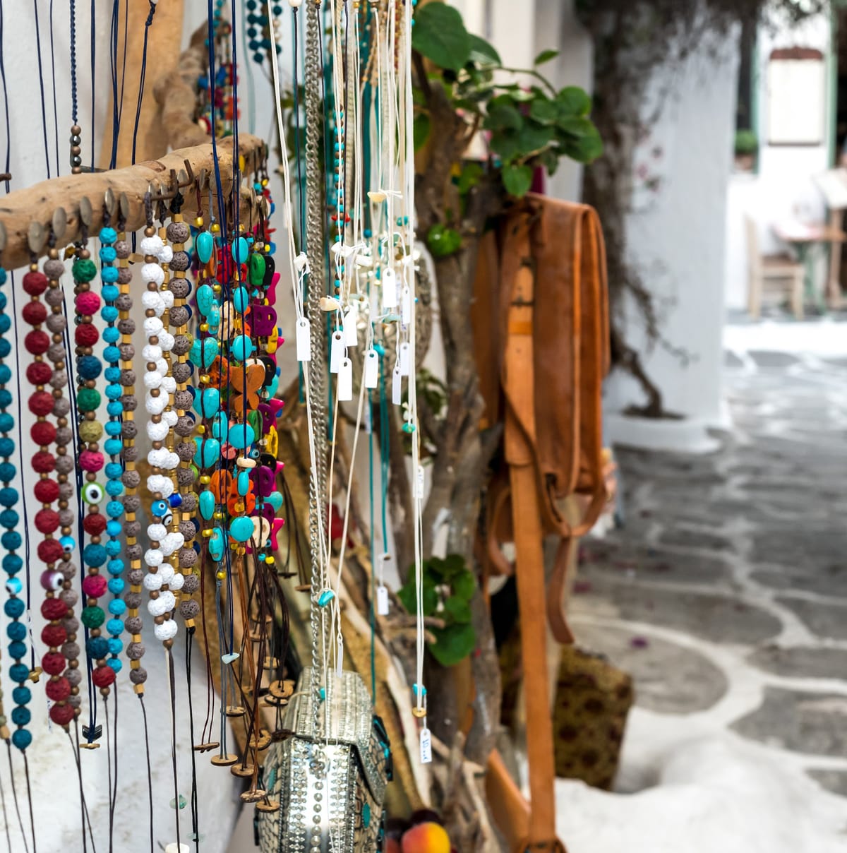 Marktstände mit Gewürzen, Olivenöl und Kräutern in der Marktstraße von Heraklion
