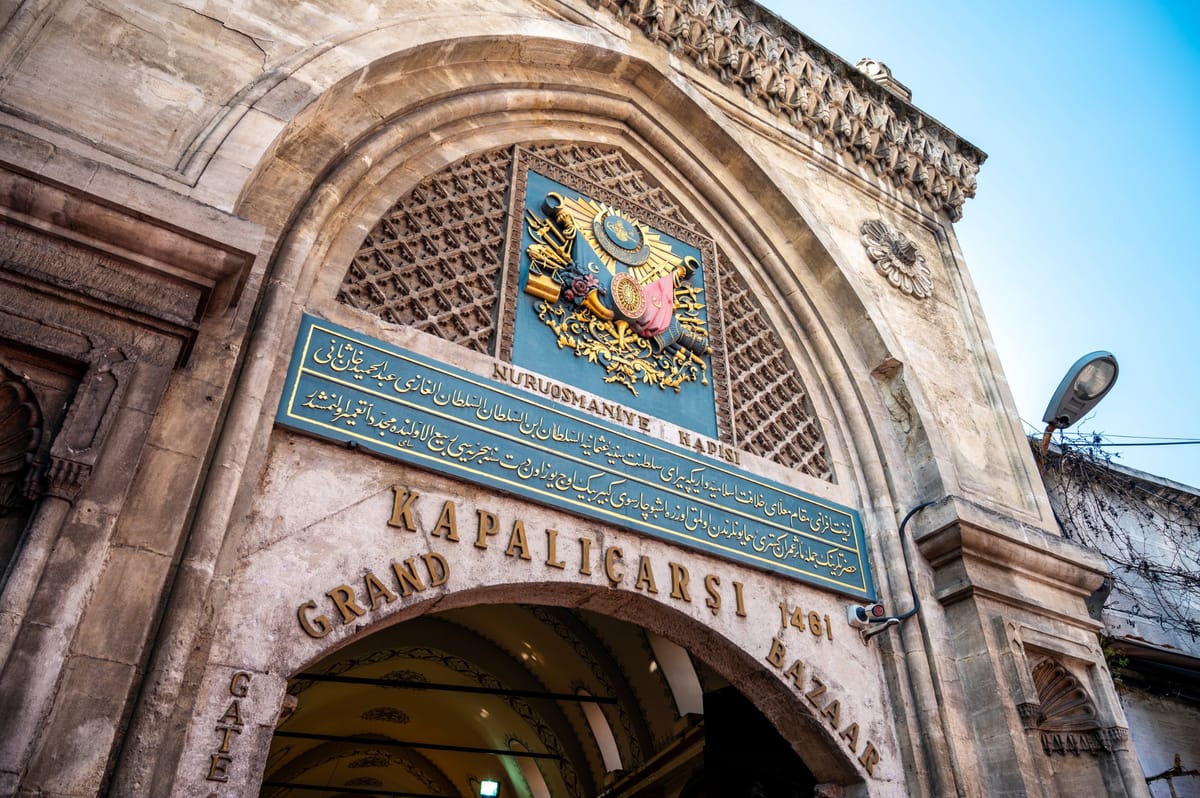 Das Eingangstor Nuruosmaniye des Großen Basars in Istanbul mit osmanischem Wappen und der Aufschrift „Grand Bazaar“