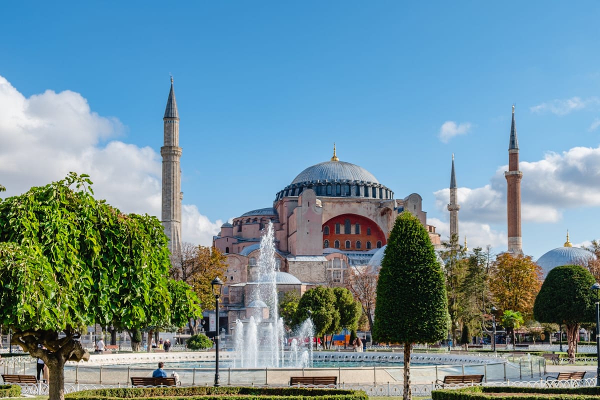 Die Hagia Sophia in Istanbul mit Kuppel und Minaretten von außen bei Tageslicht
