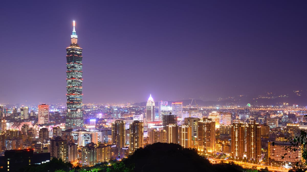 Skyline von Taipeh mit dem Wolkenkratzer Taipeh 101 bei Nacht