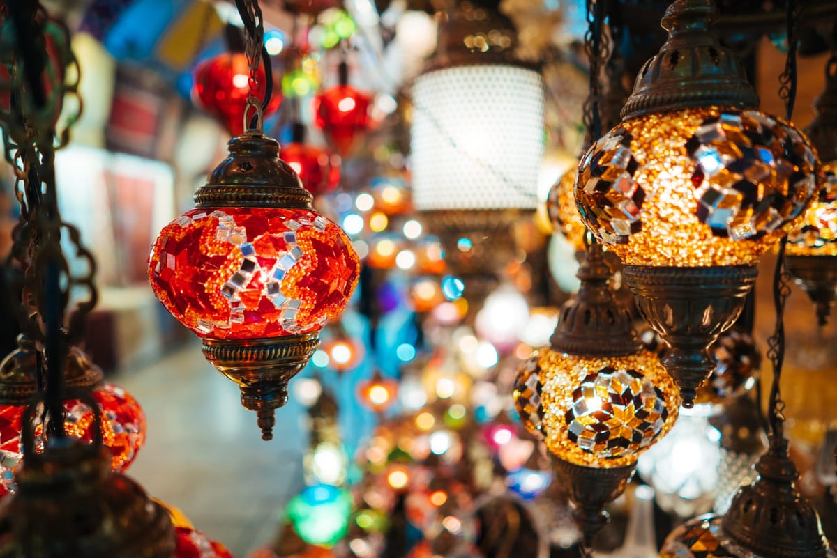 Bunte türkische Mosaiklampen hängen dicht an dicht in einem Basarladen
