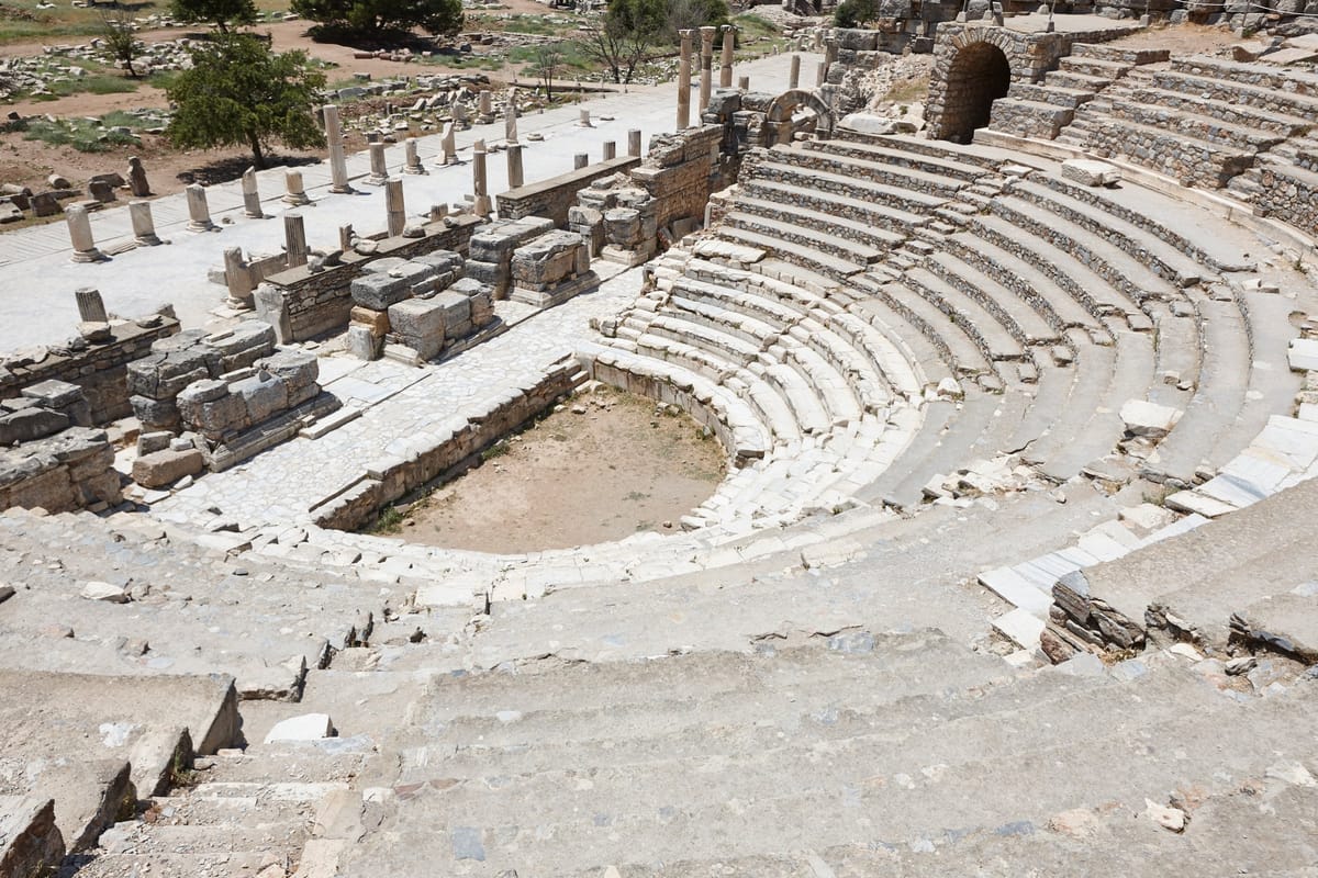 Das große antike Theater von Ephesos mit steinernen Sitzreihen am Hang