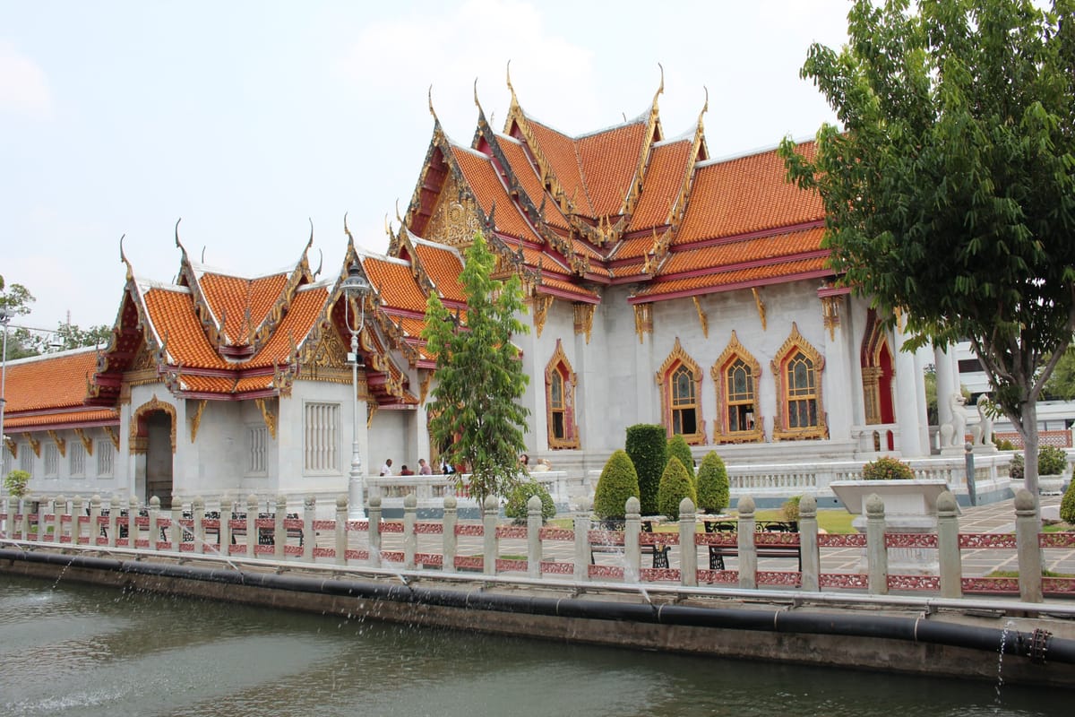 Goldene Türme und Dächer des Grand Palace in Bangkok