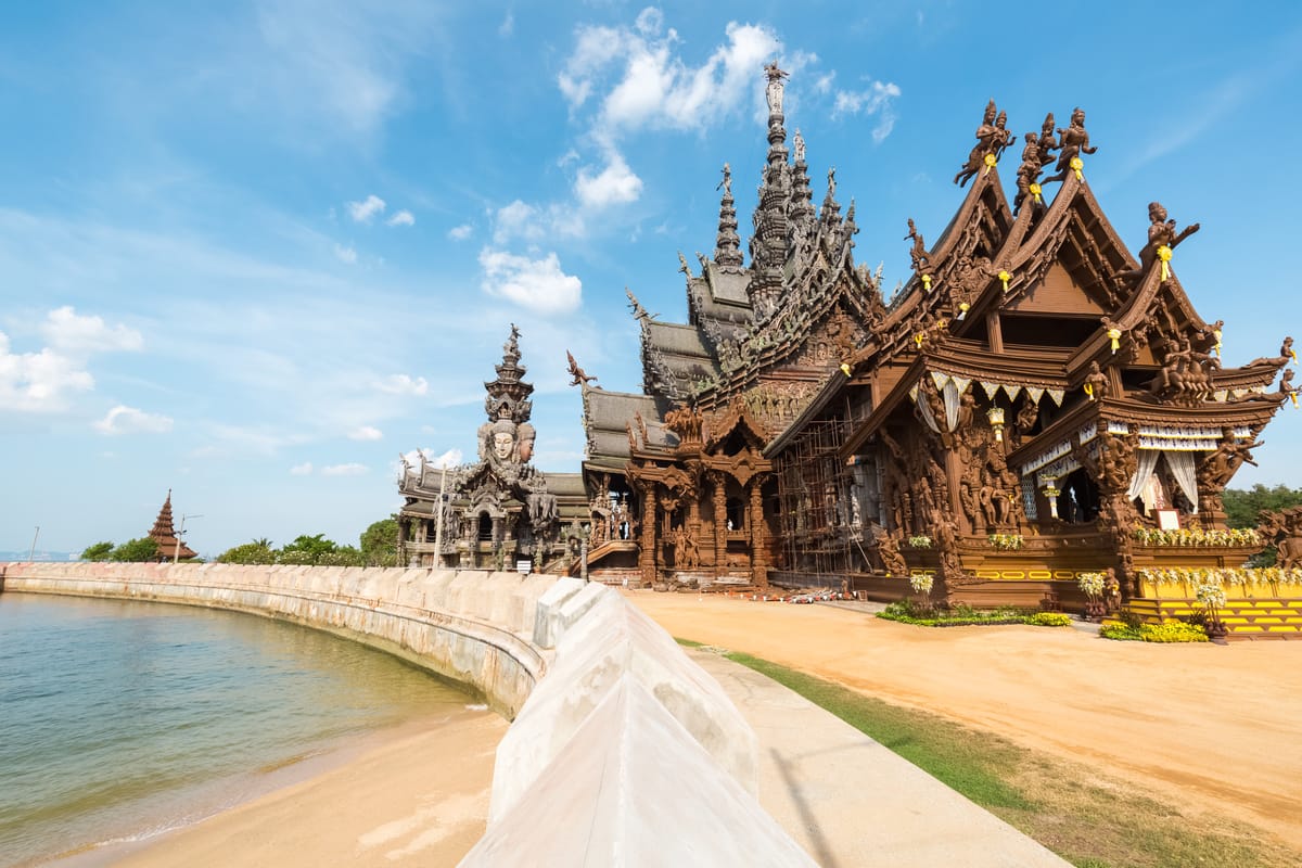 Geschnitzter Holztempel Sanctuary of Truth am Meer bei Pattaya