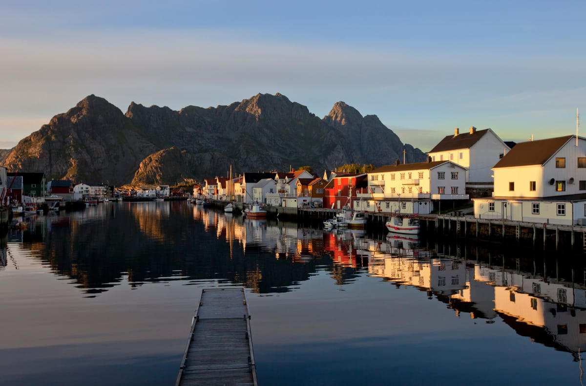 Das Fischerdorf Henningsvær auf den Lofoten mit Hafen und Bergpanorama