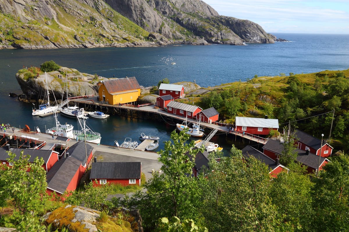 Rote Rorbuer-Fischerhütten im historischen Fischerdorf Nusfjord auf den Lofoten