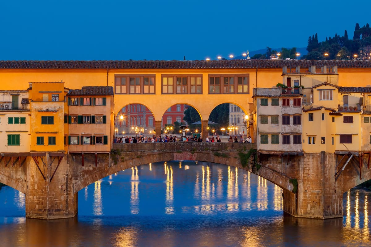 Der Ponte Vecchio über dem Arno in Florenz mit den Goldschmiedeläden