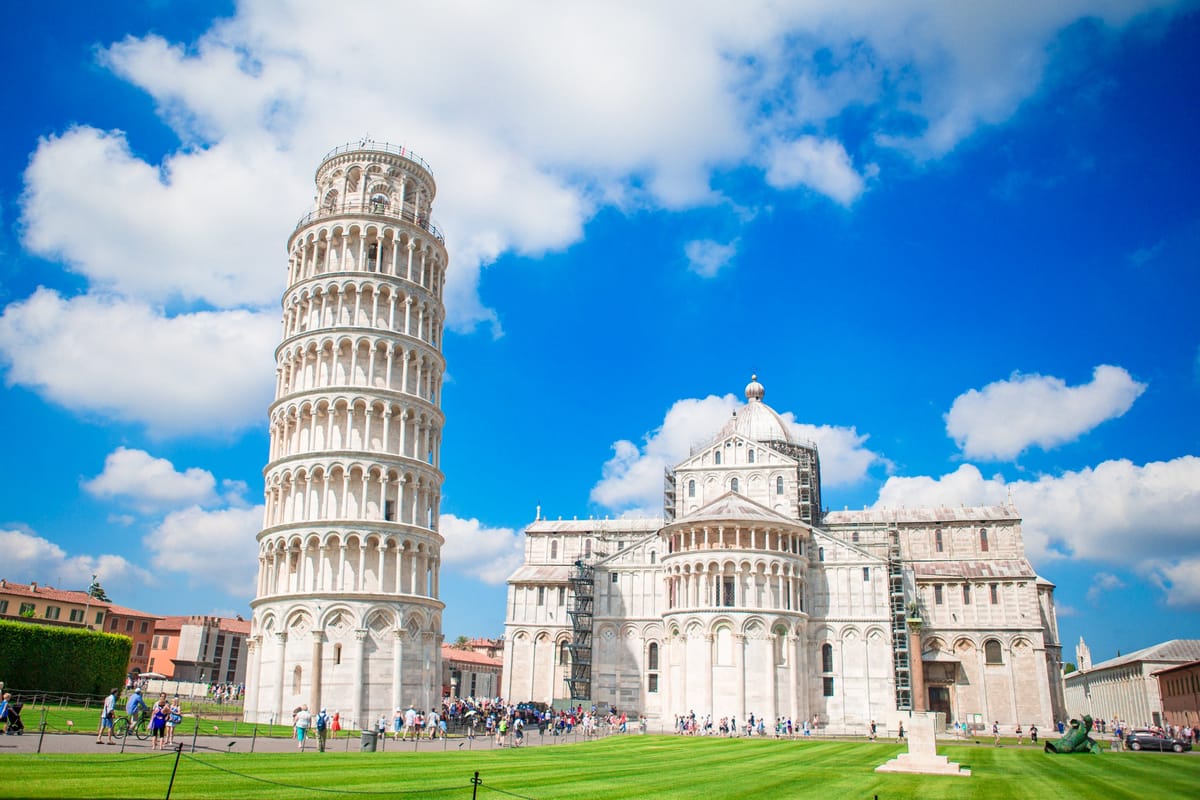Der schiefe Turm von Pisa mit Dom und Baptisterium auf der Piazza dei Miracoli