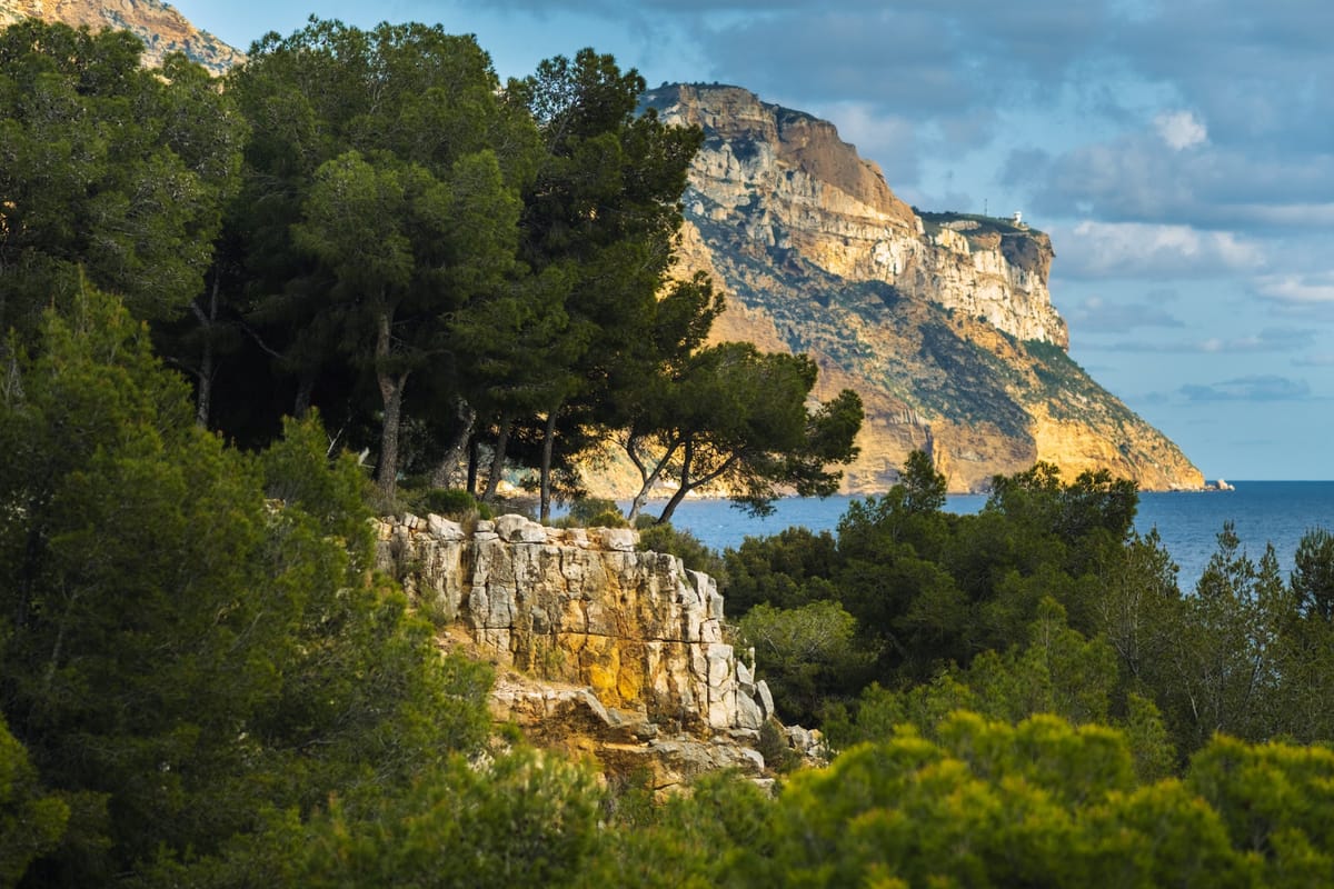 Calanques bei Marseille, türkises Wasser zwischen Kalkfelsen