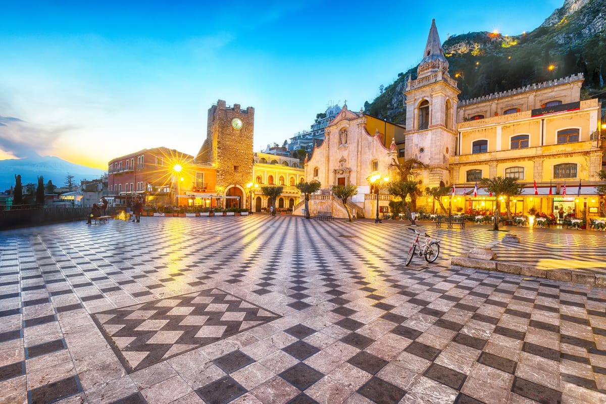 Die Piazza IX Aprile in Taormina mit Uhrturm und der Kirche San Giuseppe
