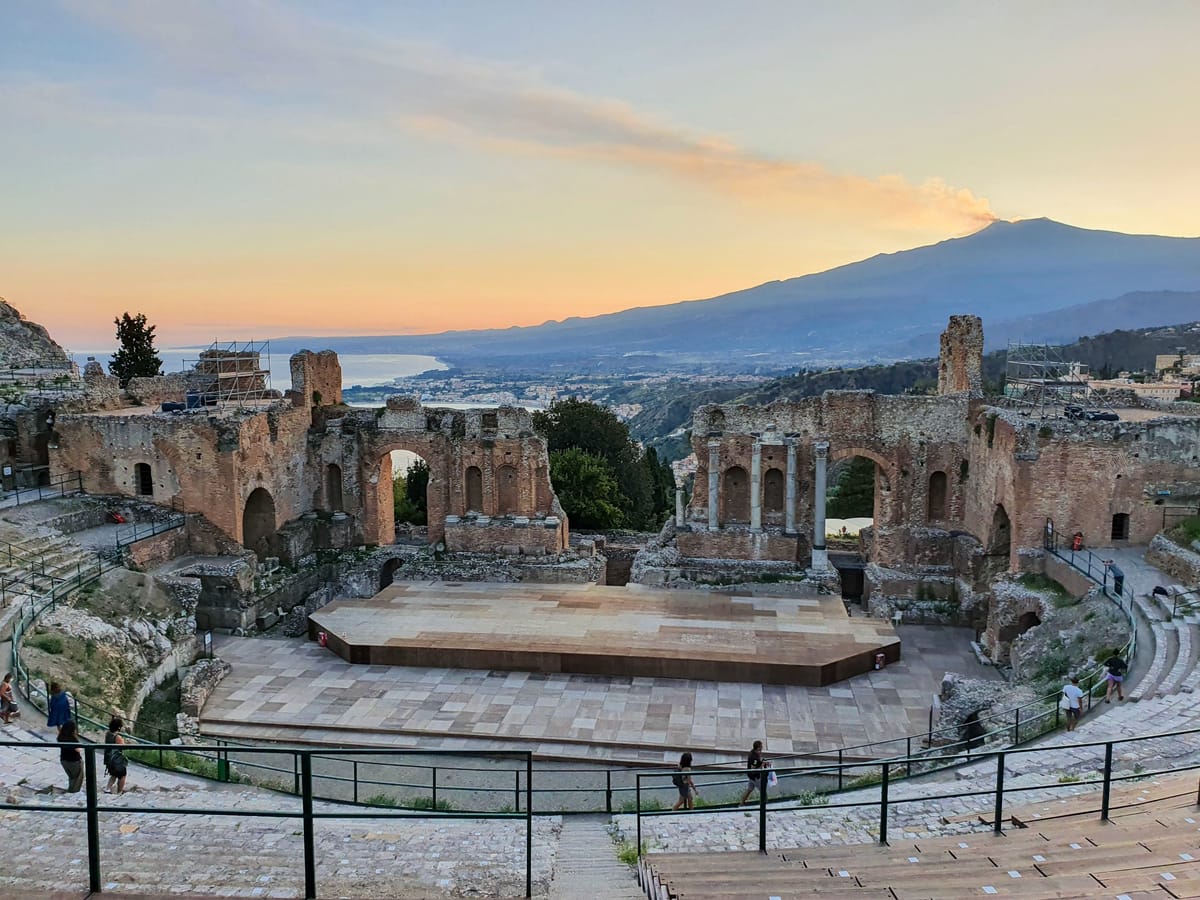 Das antike Theater von Taormina mit dem rauchenden Ätna im Hintergrund