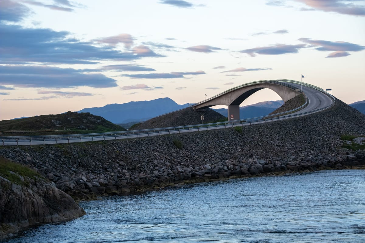 Die geschwungene Storseisundet-Brücke der Atlantikstraße über den Schären am offenen Atlantik