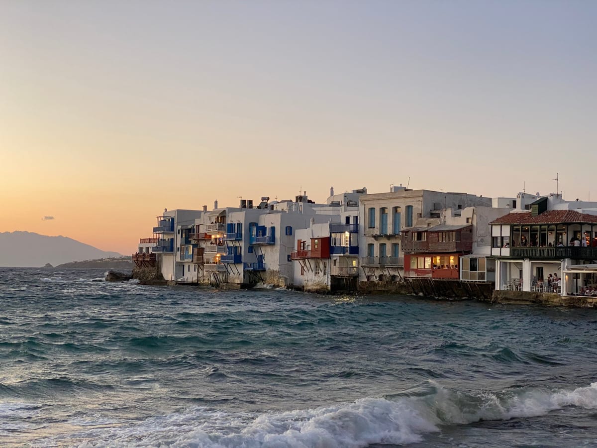 Klein-Venedig in Mykonos: bunte Holzbalkone der Häuserzeile direkt über dem Wasser