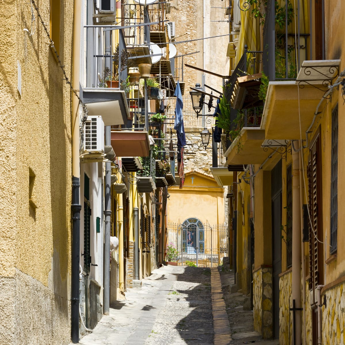 Enge Gasse in der historischen Altstadt von Palermo