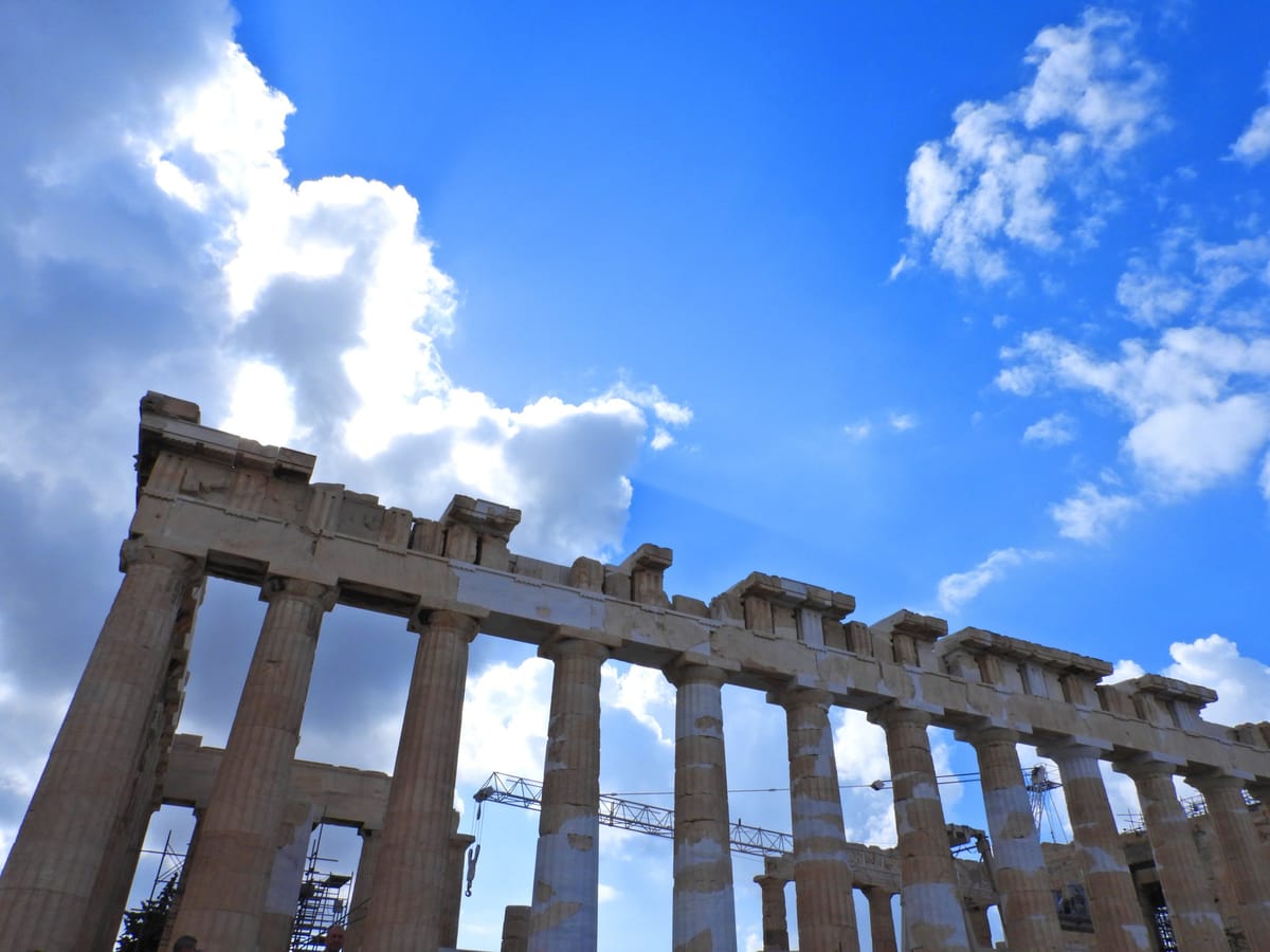 Säulenreihe des Parthenon auf der Akropolis in Athen unter blauem Himmel