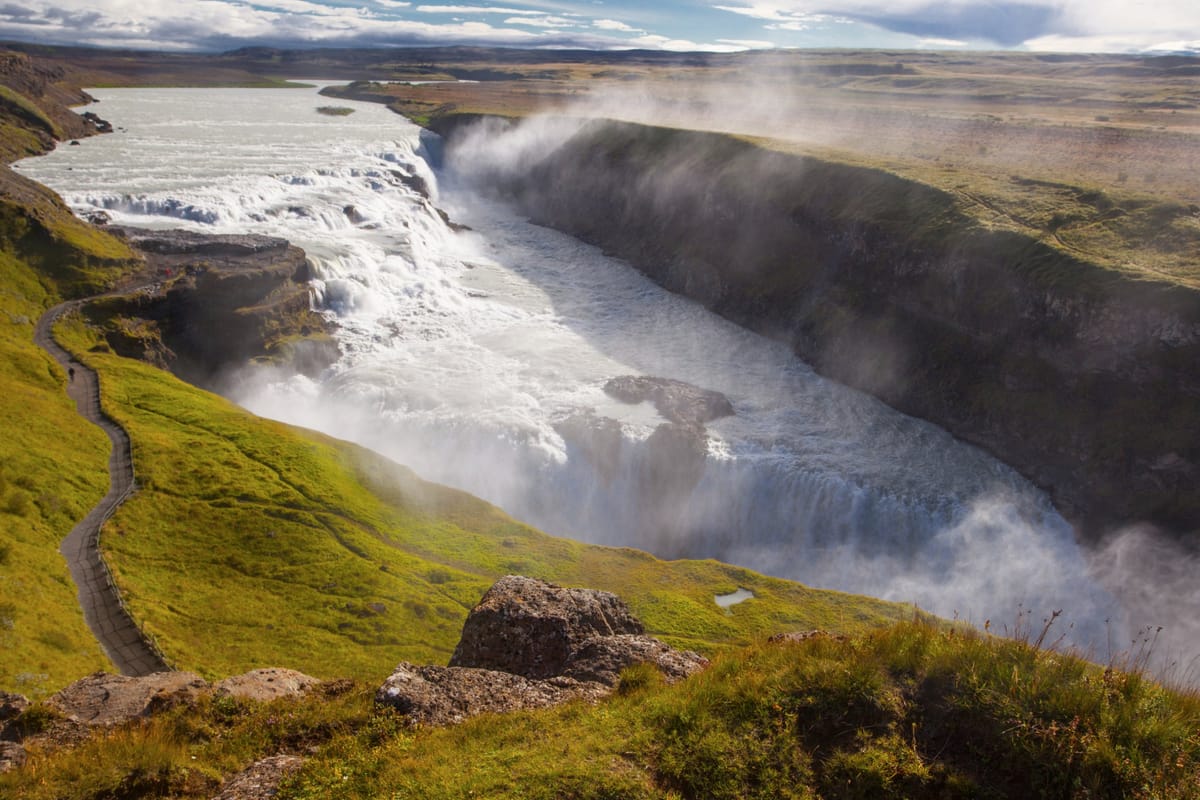 Der Wasserfall Gullfoss stürzt in zwei Stufen in die Schlucht des Hvítá-Flusses