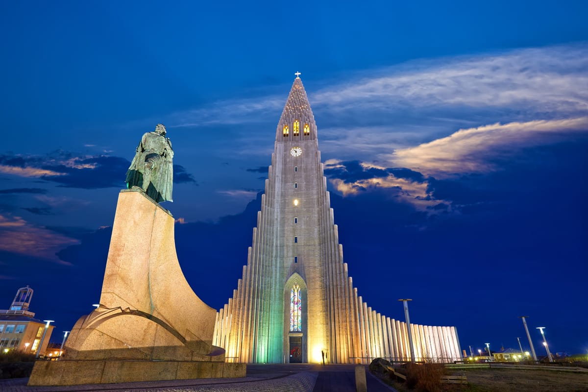Die markante Betonfassade der Hallgrímskirkja mit der Leifur-Eriksson-Statue davor