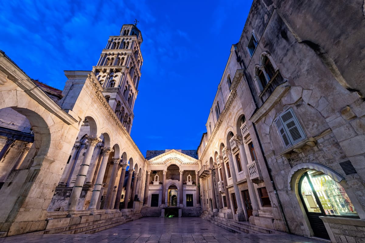 Der Peristyl des Diokletianpalasts zur blauen Stunde mit dem Glockenturm der Domnius-Kathedrale