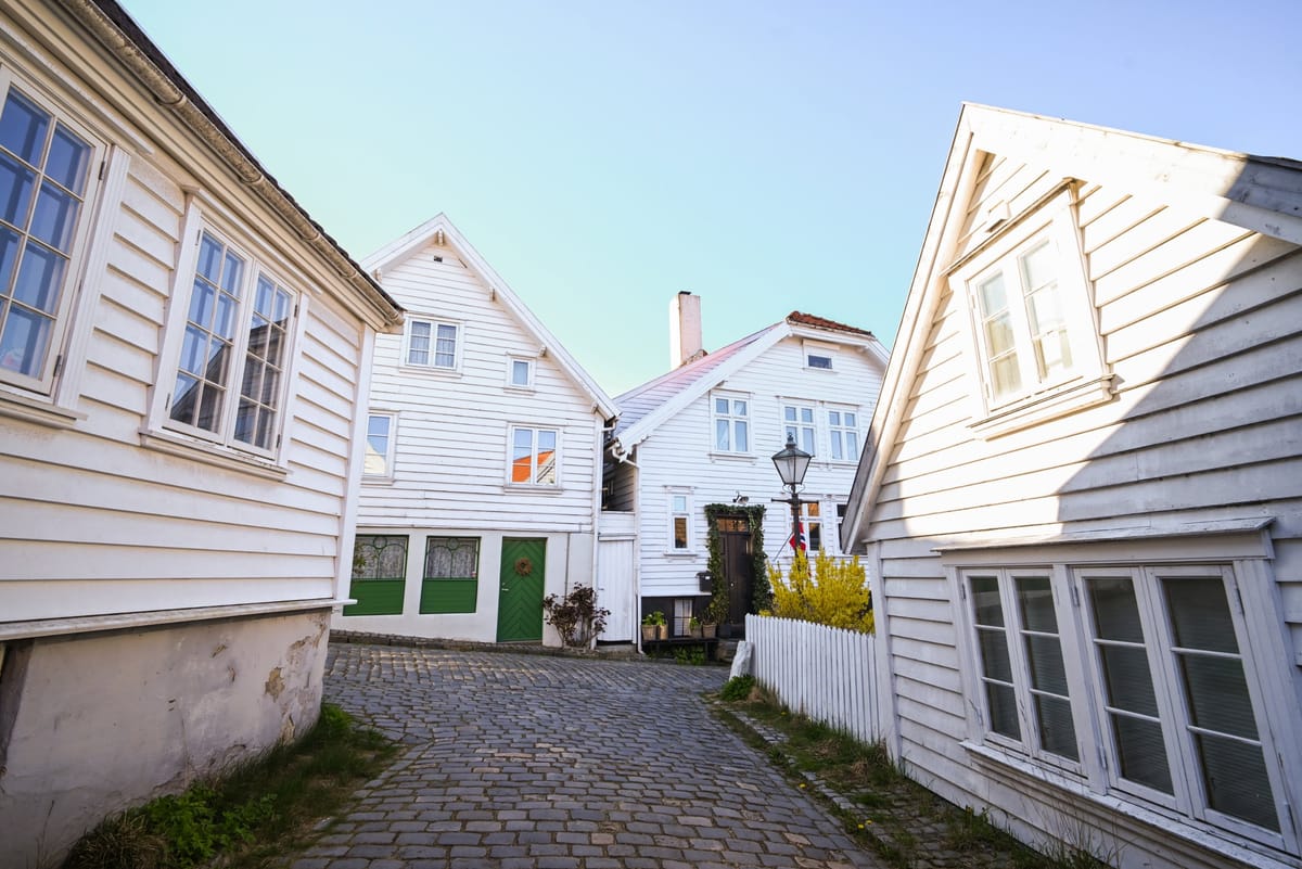 Weiße Holzhäuser und Kopfsteinpflastergasse im Altstadtviertel Gamle Stavanger