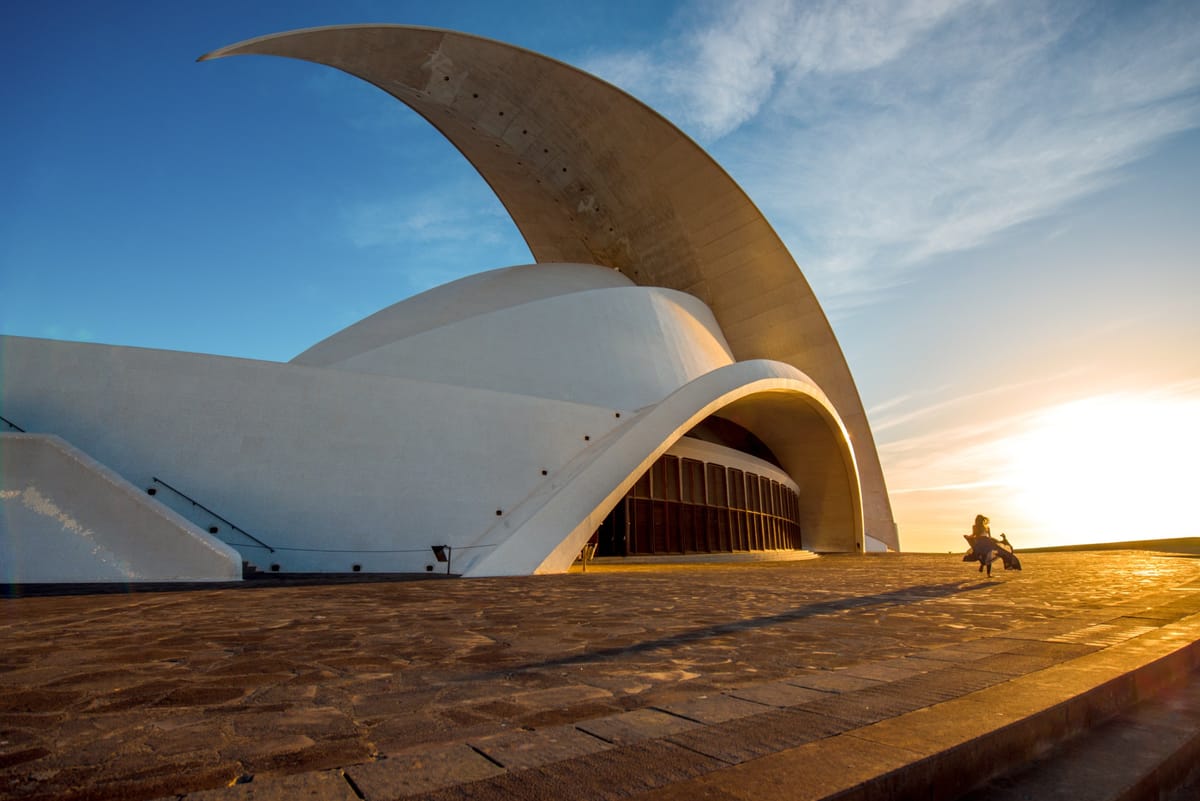 Das weiße, geschwungene Auditorio de Tenerife am Meer in Santa Cruz