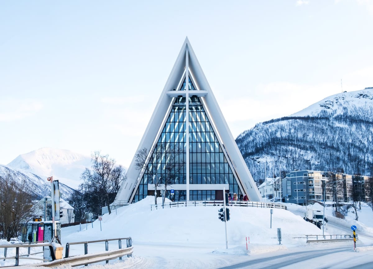 Die weiße Eismeerkathedrale in Tromsø mit ihrer markanten Dreiecksarchitektur