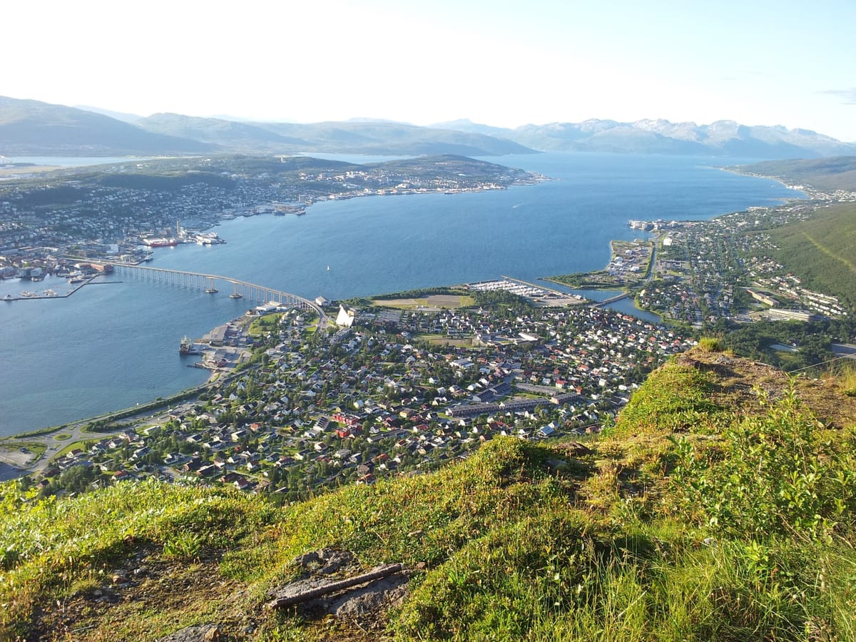 Gondel der Fjellheisen-Seilbahn über Tromsø mit Blick auf Stadt und Fjord
