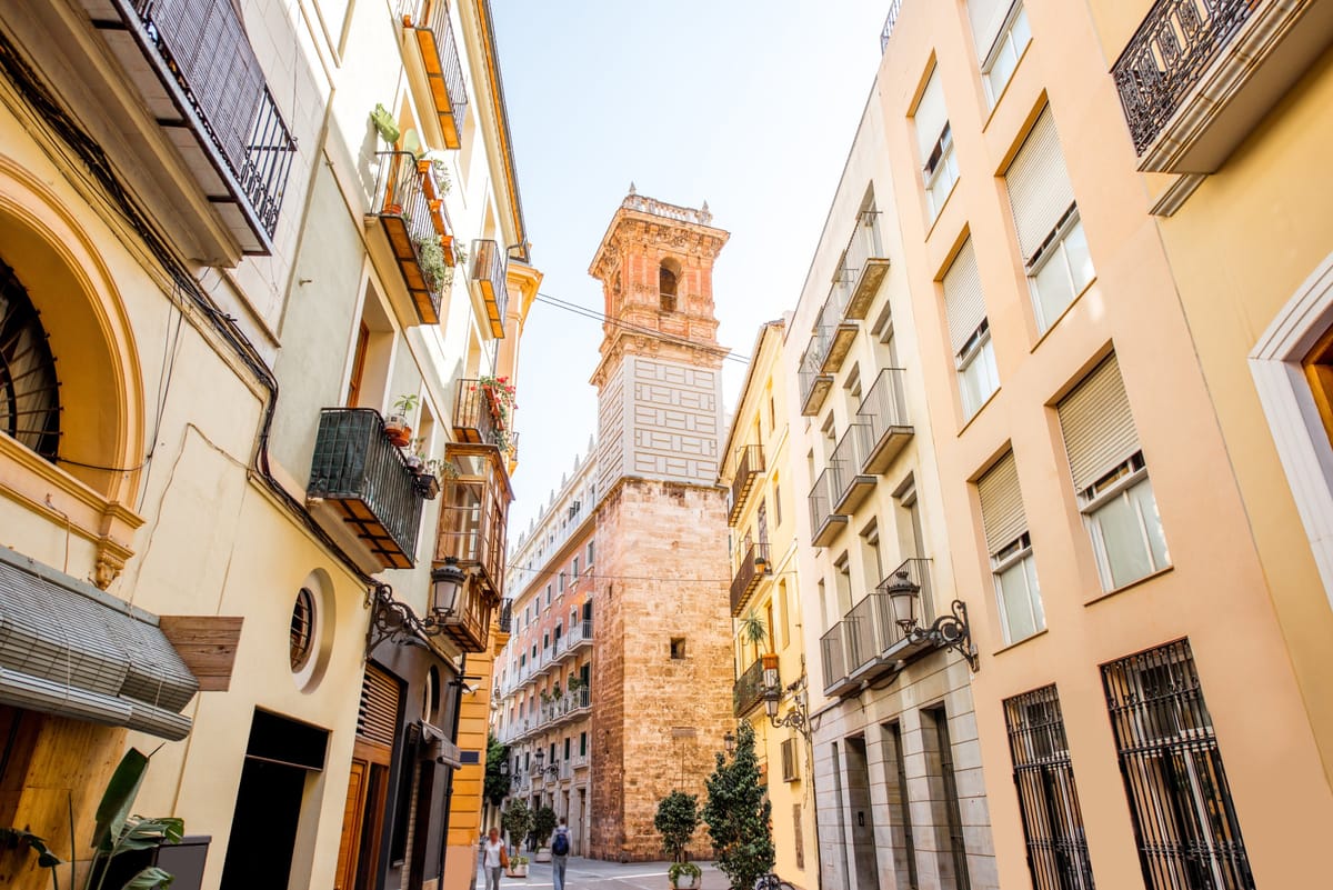 Enge Gasse in der Altstadt von Valencia mit historischem Turm