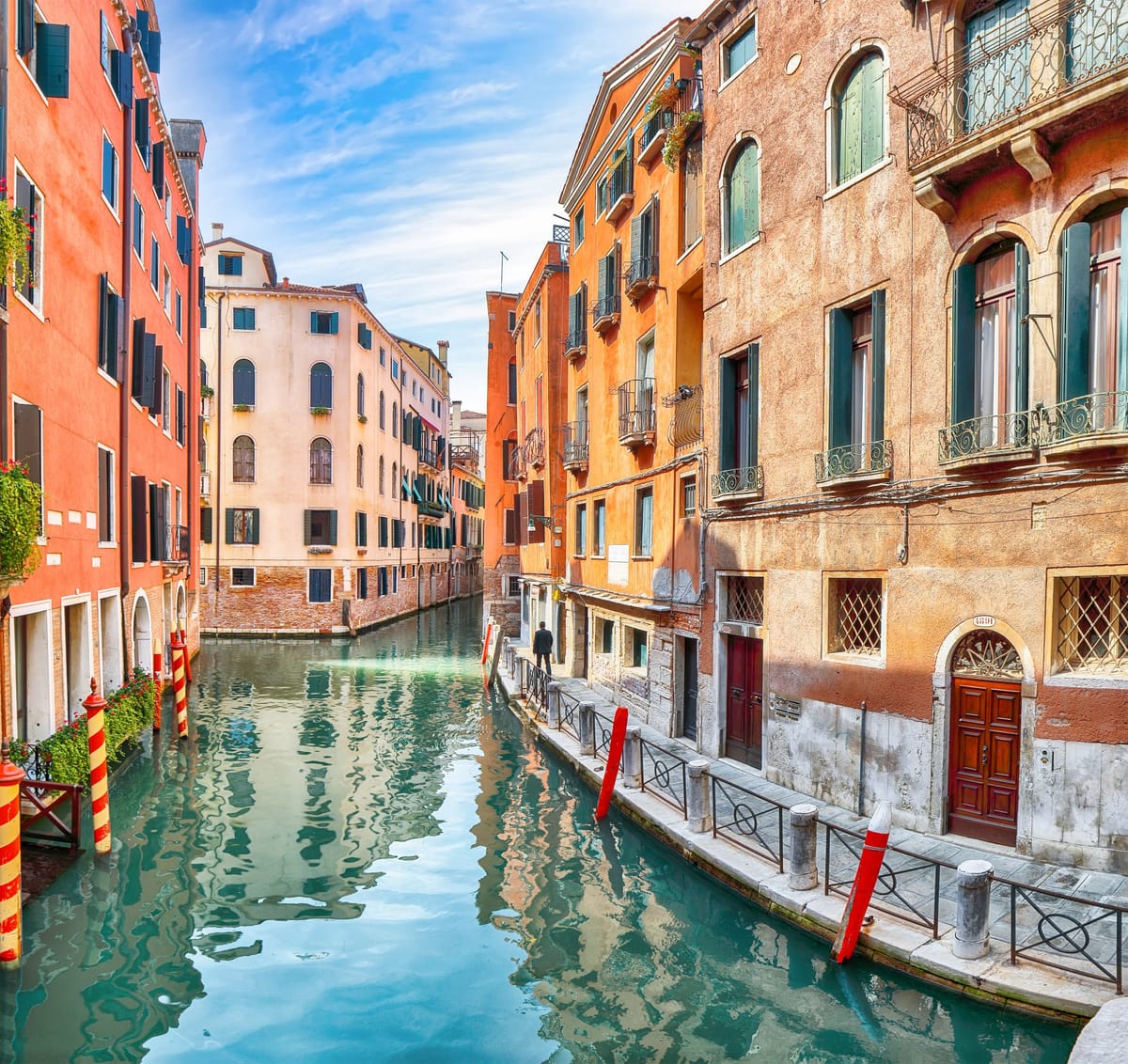 Stiller Seitenkanal in Cannaregio mit bunten Hausfassaden und vertäuten Booten, keine Menschenmassen