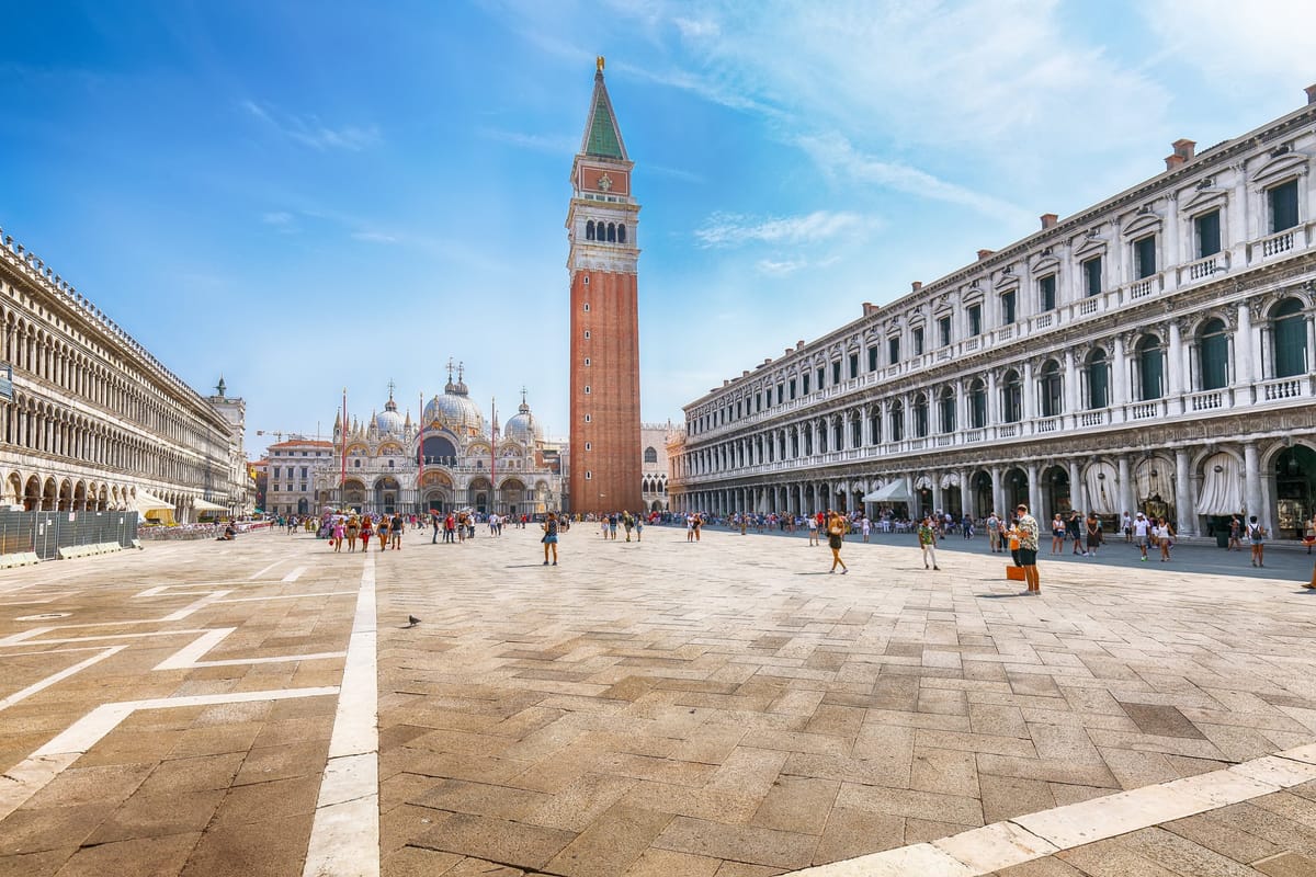Markusplatz mit Dogenpalast und Campanile am Morgen, wenige Menschen, weiches Licht