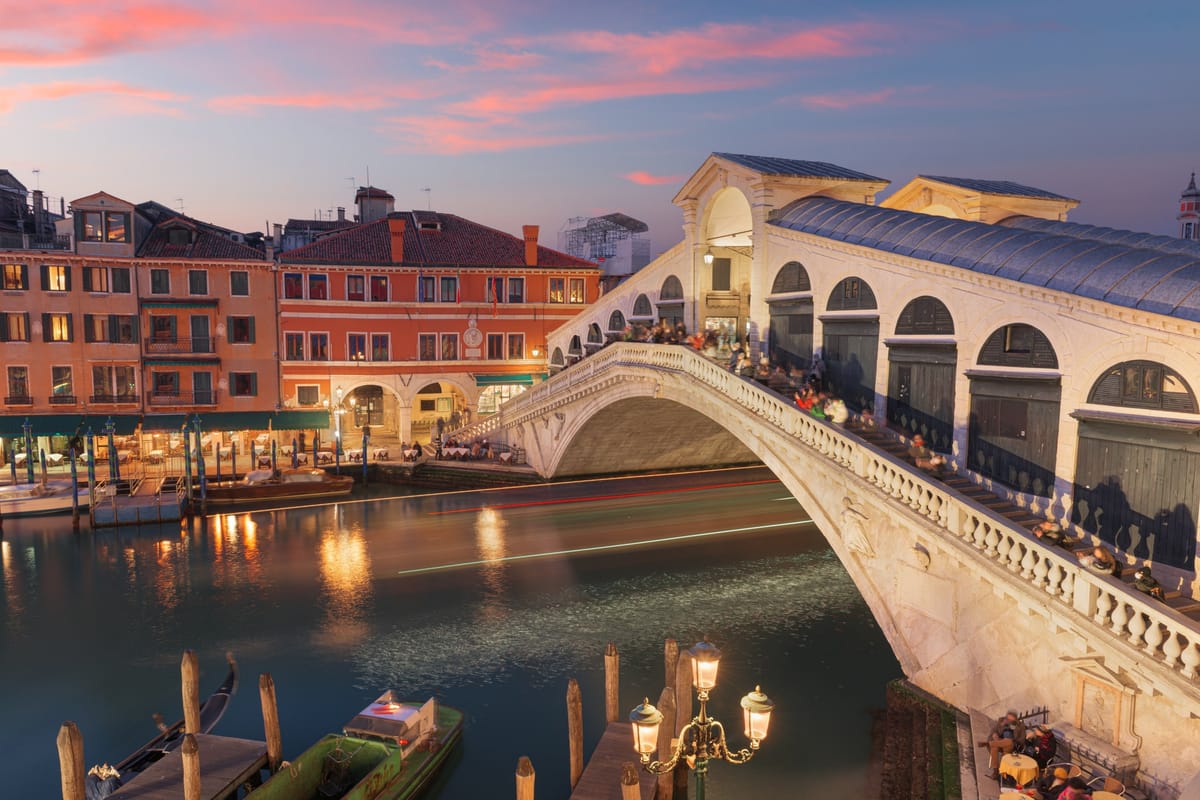 Rialtobrücke über den Canal Grande mit vorbeifahrenden Booten