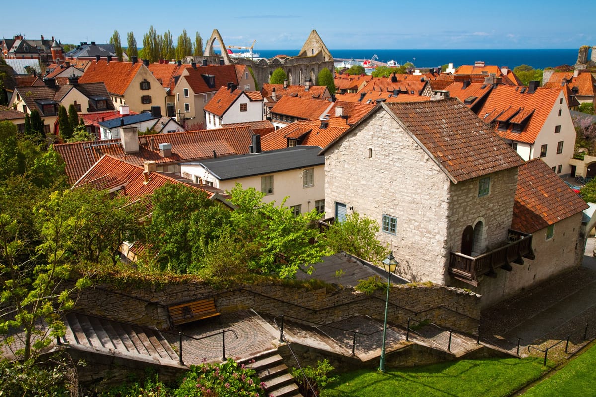 Abschnitt der mittelalterlichen Ringmauer von Visby mit Wehrturm
