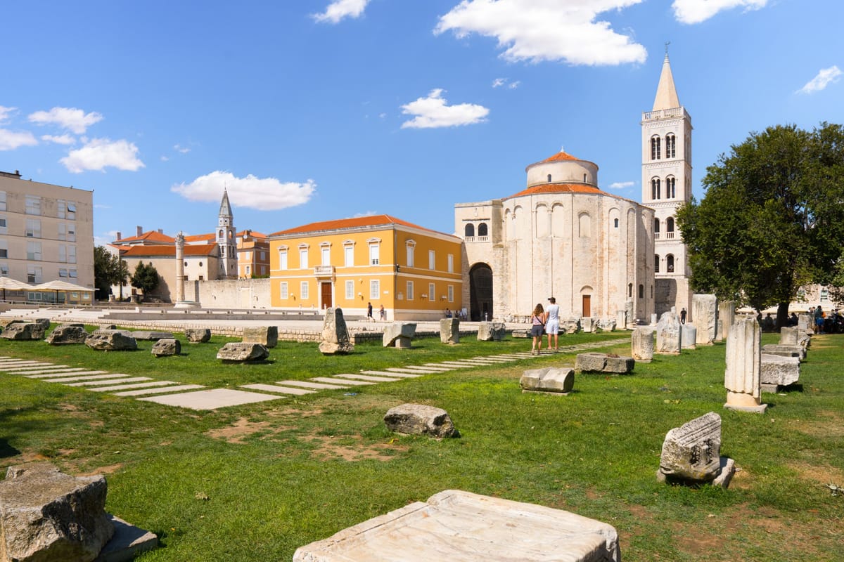 Römisches Forum in Zadar mit Säulenresten und der Rundkirche St. Donatus im Hintergrund
