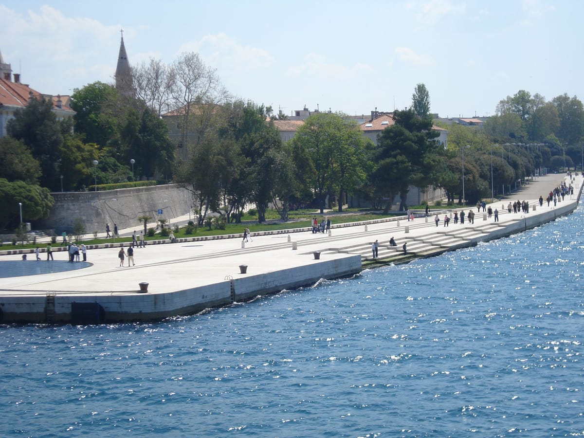 Die Uferpromenade an der Nordwestspitze von Zadar mit den breiten Marmorstufen der Meeresorgel, die ins Meer hinabführen