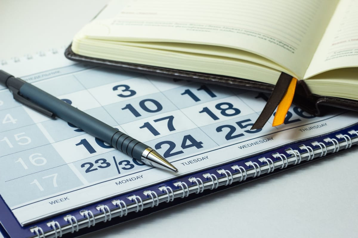 Terminkalender und Notizbuch bei der Reiseplanung