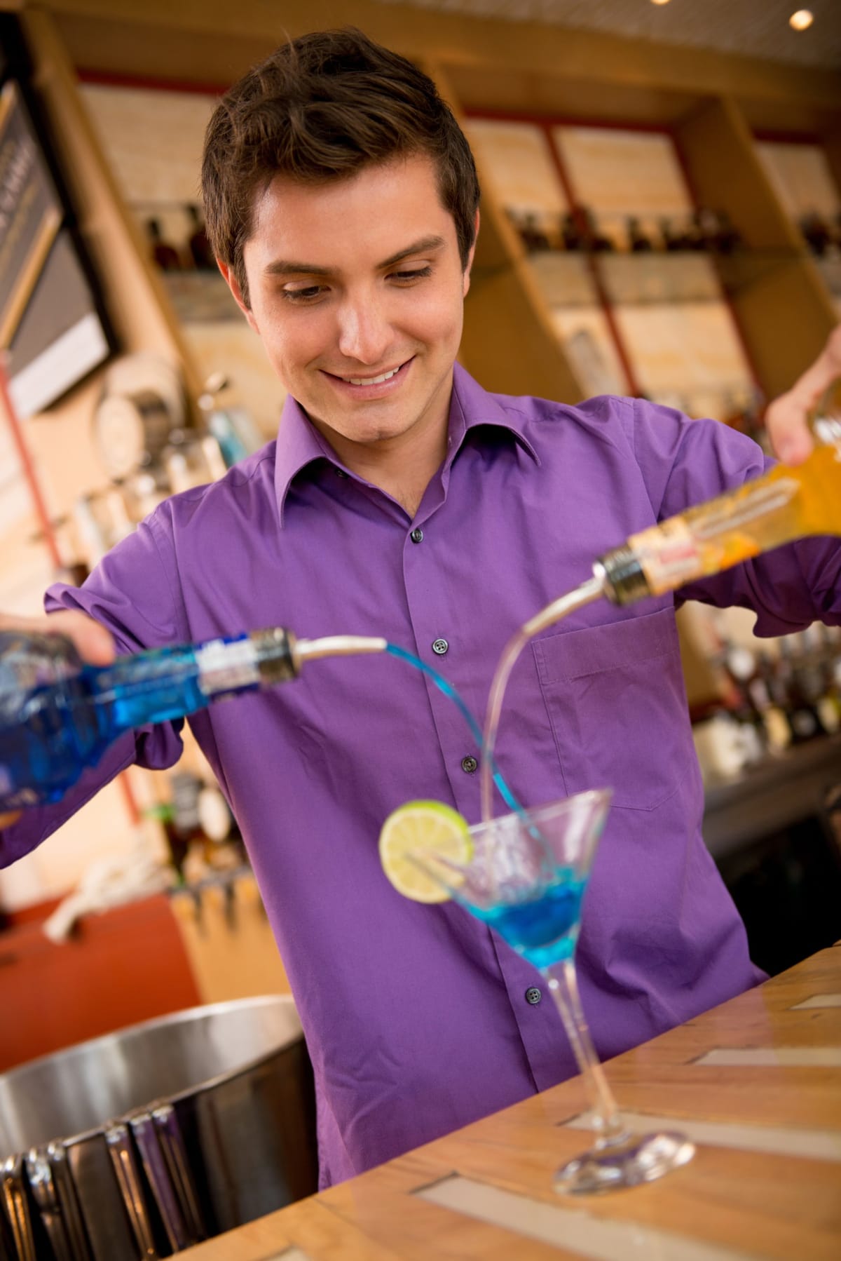 Barkeeper mixt einen Cocktail an der Bar
