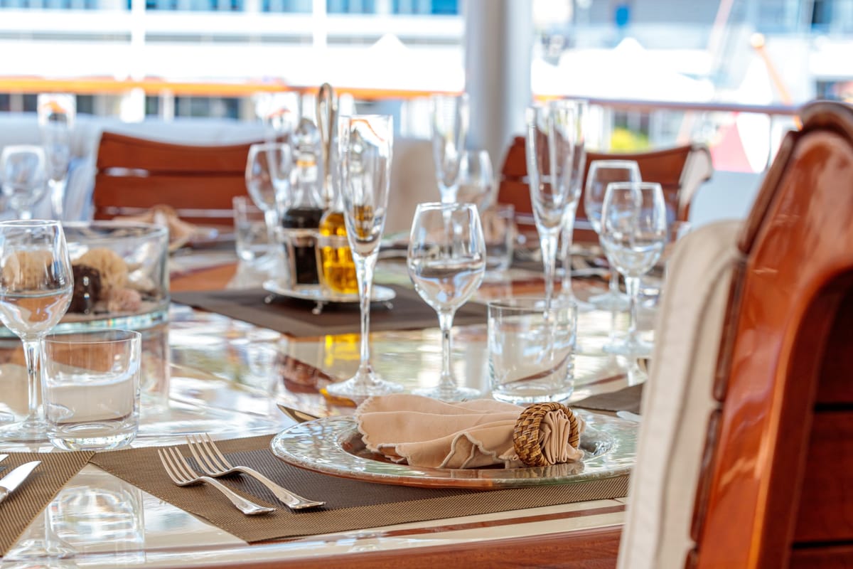 Elegant gedeckter Tisch in einem Bordrestaurant als Beispiel für gehobenes Reederei-Ambiente