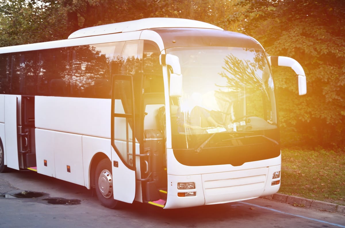 Reisebus für einen Landausflug an einem sonnigen Tag