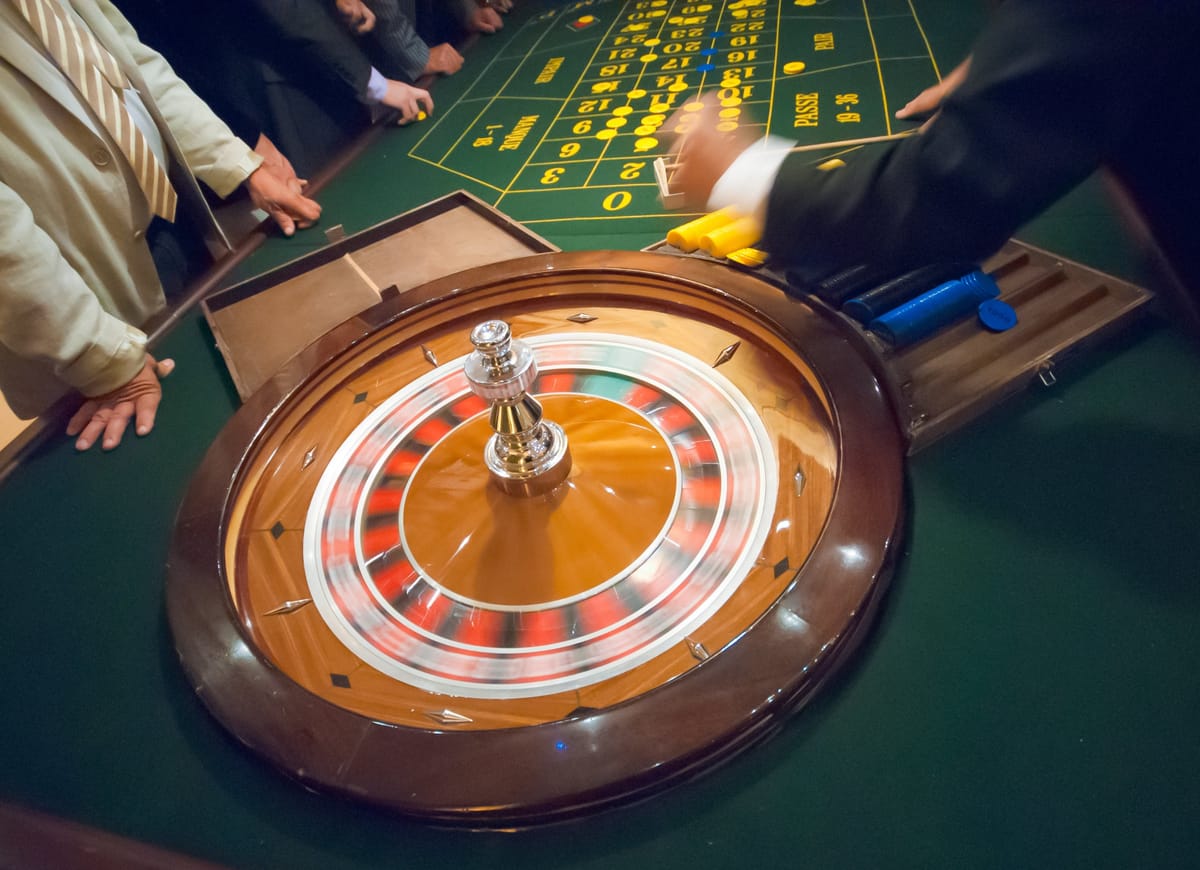 Roulette-Tisch mit Croupier in einem Bordcasino
