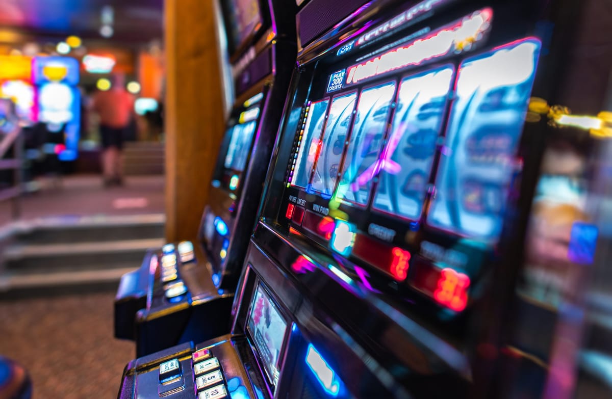 Reihe von Spielautomaten im Casino eines Kreuzfahrtschiffs