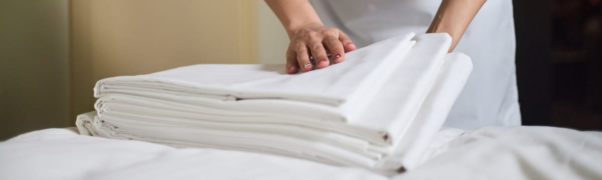 Wäschesack mit Bestellzettel auf einem Kabinenbett